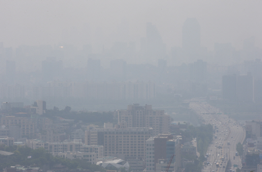 미세먼지 농도가 '나쁨' 수준을 보인 29일 오전 남산에서 바라본 서울 하늘이 뿌옇다.